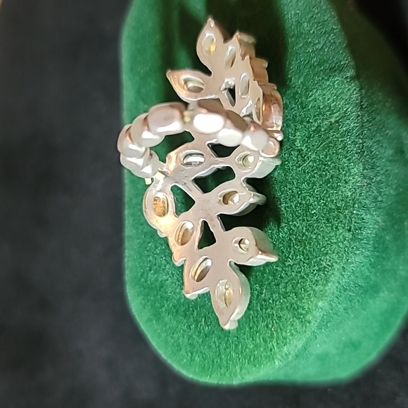 NWOT Rhinestone Stretch Ring - Picture 2 of 3